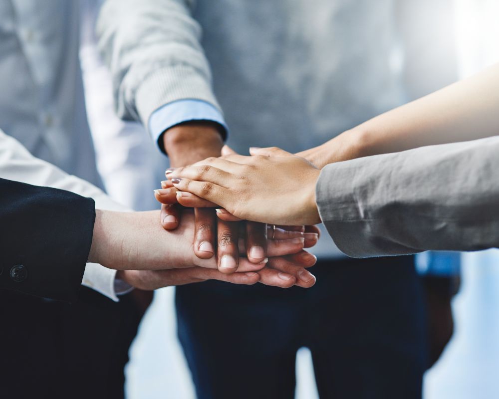 Équipe diverse collaborant lors d'une réunion dans un espace de travail moderne